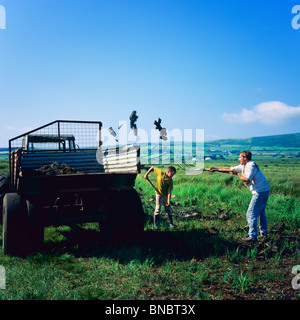 Mann&BOY LADEN TORF IN LKW COUNTY KERRY IRLAND EUROPA Stockfoto