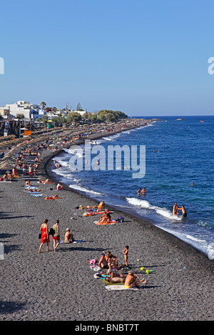 der schwarze Sandstrand Strand von Kamari, Insel Santorini, Cyclades, Ägäische Inseln, Griechenland Stockfoto