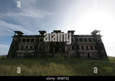 Das alte Casino Bokor Hill Station befindet sich auf einem 1000 m hohen Plateau in einem Nationalpark im Südosten Kambodschas. Stockfoto