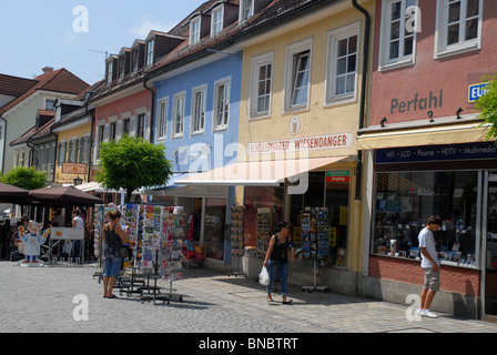 Geschäfte in der Hauptstraße von Murnau bin Staffelsee, Garmisch-Partenkirchen, Oberbayern, Bayern, Deutschland Stockfoto