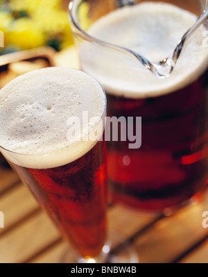 Glas und Krug Bier Stockfoto