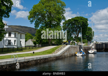 Yacht im Schloss Neptunes Treppe Caledonian Canal treppenartigen nr Fort William Highland-Schottland Stockfoto