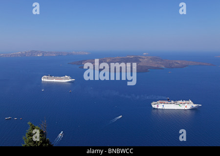 Kreuzfahrtschiffe ankern vor Santorin, Kykladen, Ägäis, Griechenland Stockfoto