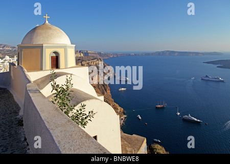 Kreuzfahrtschiffe ankern von Fira, Santorin, Cyclades, Ägäische Inseln, Griechenland Stockfoto