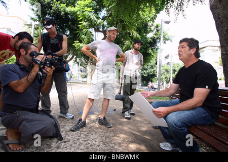 Israel, Tel Aviv, israelischer Schauspieler Avi Kushnir, Unterstützung von Passanten hereinholen Stockfoto