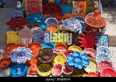 Keramik zum Verkauf auf dem Markt im Zentrum von Midoun, Djerba, Tunesien Stockfoto