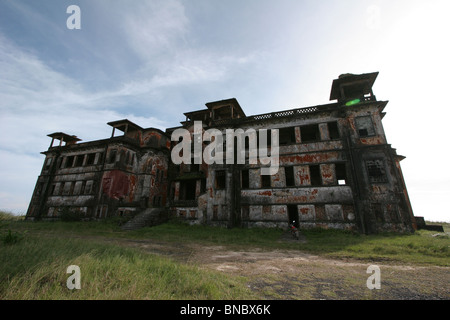 Das alte Casino Bokor Hill Station befindet sich auf einem 1000 m hohen Plateau in einem Nationalpark im Südosten Kambodschas. Stockfoto