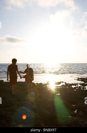 Vater, Sohn und Großvater zu Fuß auf den Felsen am Dor Beach in Israel Stockfoto