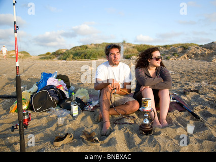 Paar am Strand von Dor in Israel Shisha Pfeife rauchen Stockfoto