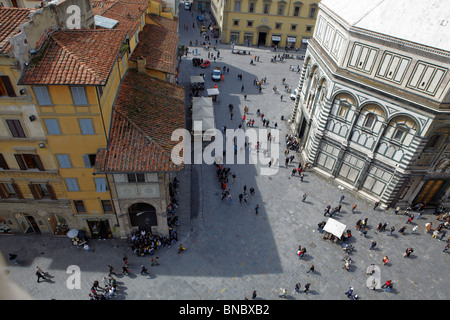 Blick hinunter auf die Piazza del Duomo in Florenz, Italien Stockfoto