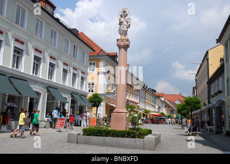 bin Hauptstraße von Murnau, Staffelsee, Garmisch-Partenkirchen, Oberbayern, Bayern, Deutschland Stockfoto