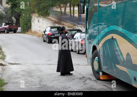 Priester im Gespräch mit einem Busfahrer, Skala Kalarachi, Thassos, Griechenland, September 2009 Stockfoto