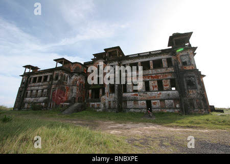 Das alte Casino Bokor Hill Station befindet sich auf einem 1000 m hohen Plateau in einem Nationalpark im Südosten Kambodschas. Stockfoto