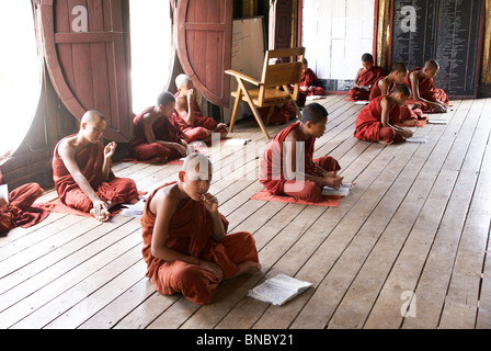 Myanmar, Shan-Staat, Inle-See, Shwe Yaunghwe Kyaung Kloster, Novizen studieren Stockfoto