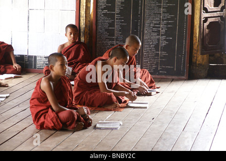 Myanmar, Shan-Staat, Inle-See, Shwe Yaunghwe Kyaung Kloster, Novizen studieren Stockfoto