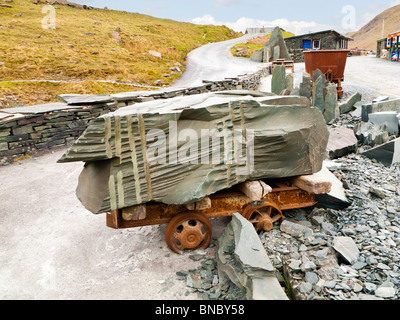 Großes Stück abgebaut Schiefer am Honister Slate Mine, The Lake District, Cumbria, England, UK Stockfoto