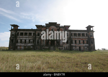 Das alte Casino Bokor Hill Station befindet sich auf einem 1000 m hohen Plateau in einem Nationalpark im Südosten Kambodschas. Stockfoto