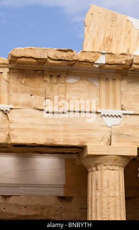 Gebälk der Propyläen der Athener Akropolis nach Renovierung wurde im Jahr 2010 abgeschlossen. Aus dem Osten angesehen. Stockfoto