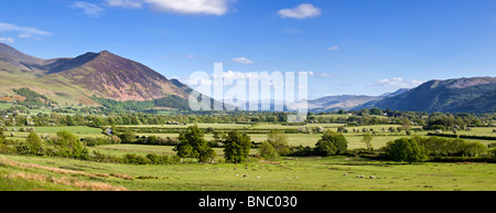 Landschaft und Tal, Großbritannien. Lake District National Park, Cumbria, Großbritannien - Blick auf die zentralen Lakeland Fells, Skiddaw auf der linken Seite, über Bassenthwaite Common Stockfoto