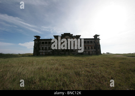 Das alte Casino Bokor Hill Station befindet sich auf einem 1000 m hohen Plateau in einem Nationalpark im Südosten Kambodschas. Stockfoto