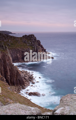 Der Blick auf Carn Boel vom Pordenack Punkt bei Lands End in Cornwall, England, UK Stockfoto