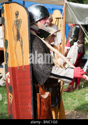 Ritter mit einem Schild auf dem Tewkesbury mittelalterliche Festival 2010, Gloucestershire, England Stockfoto