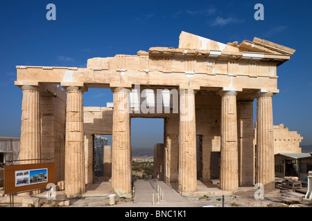 Die Propyläen der Athener Akropolis nach Renovierung im Jahr 2010 fertig gestellt wurde. Aus dem Osten angesehen. Stockfoto