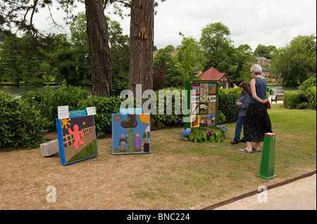 Die jährliche gut-Dressing auf dem River Gardens, Belper, Derbyshire Stockfoto