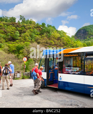 Wanderer, Spaziergänger, Leute, die in einen ländlichen Bus steigen, im Lake District, Cumbria, England, Großbritannien Stockfoto