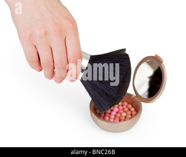 Frauen Hand und Puderdose auf weißem Hintergrund Stockfoto