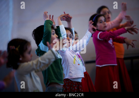 Junge Flamenco Schüler üben während des Unterrichts in Prado del Rey, Provinz Cadiz, Andalusien, Spanien, 4. April 2010. Stockfoto