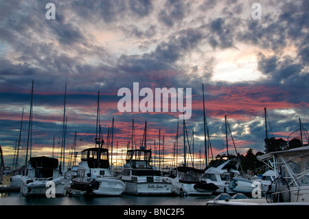 Ein wunderschöner Sonnenuntergang übermalt den Himmel Elliott Bay Marina in der Nähe von Seattle, Washington. Stockfoto