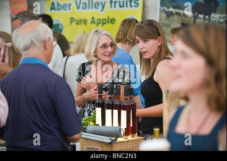 Menschen Verkostung Proben von Lebensmitteln auf Ständen Heu Food Festival auf dem Marktplatz in Hay-on-Wye Powys Wales UK Stockfoto