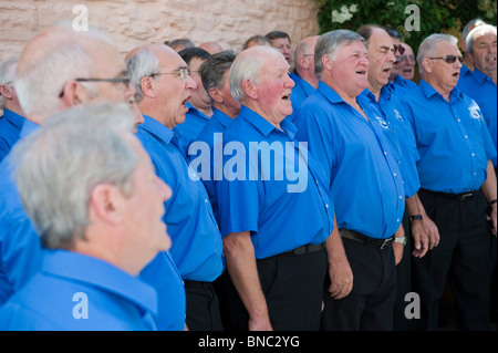 Walisischen Männerchor unterhaltsam Besucher Heu Food Festival in Hay-on-Wye Powys Wales UK Stockfoto