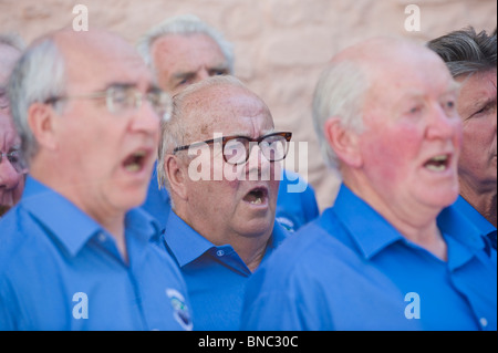 Walisischen Männerchor unterhaltsam Besucher Heu Food Festival in Hay-on-Wye Powys Wales UK Stockfoto