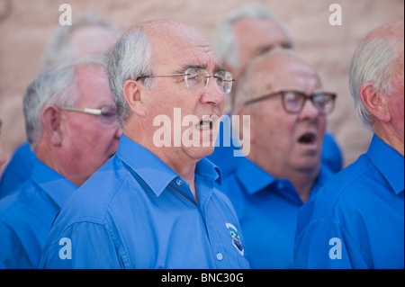 Walisischen Männerchor unterhaltsam Besucher Heu Food Festival in Hay-on-Wye Powys Wales UK Stockfoto