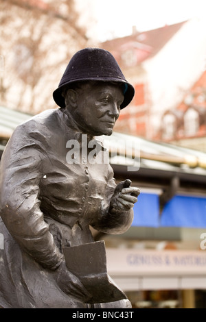 Skulptur von Elise Aulinger (1881-1965) am Viktualienmarkt in München, Bayern, Deutschland. Stockfoto