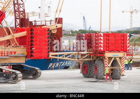 Ein schweres Heben Kran am Don Energy Onshore-Standort für die Walney off Shore Windpark Barrow in Furness, Cumbria, UK. Stockfoto