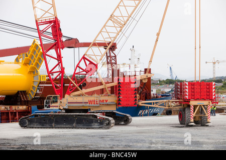 Ein schweres Heben Kran am Don Energy Onshore-Standort für die Walney off Shore Windpark Barrow in Furness, Cumbria, UK. Stockfoto