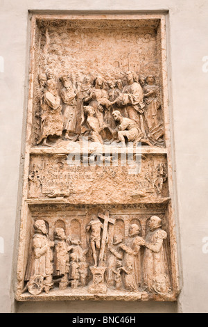 Beschriftete Denkmäler verändern-Peters-Kirche in München, Bayern, Deutschland. Stockfoto