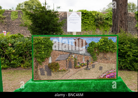 Die jährliche gut-Dressing auf dem River Gardens, Belper, Derbyshire Stockfoto