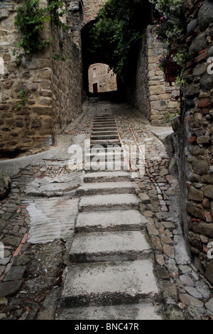 schmale Passage mit Schritten Stockfoto