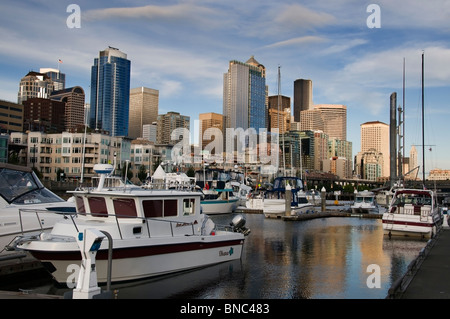 Blick auf Boote in der Bell Harbor Marina mit der Skyline von Seattle, Washington in den Hintergrund. Stockfoto