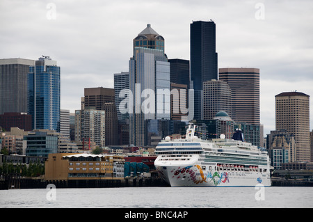 Blick auf die Innenstadt von Seattle Skyline und die Norwegian Pearl Kreuzfahrtschiff an der Bell Street Pier auf Elliot Bay. Stockfoto