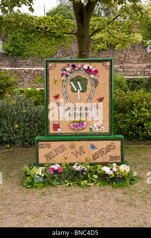 Die jährliche gut-Dressing auf dem River Gardens, Belper, Derbyshire Stockfoto