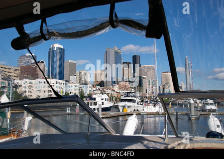 Blick auf die Skyline von Seattle gesehen durch ein Boot angedockt in der Bell Harbor Marina. Stockfoto