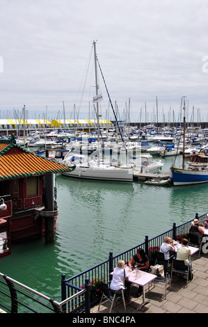 Restaurant am Meer, Brighton Marina Village, Brighton Marina, Brighton, East Sussex, England, Vereinigtes Königreich Stockfoto