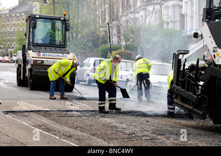 Männer, die Erneuerung einer Straße mit Teer Highbury London England UK Stockfoto