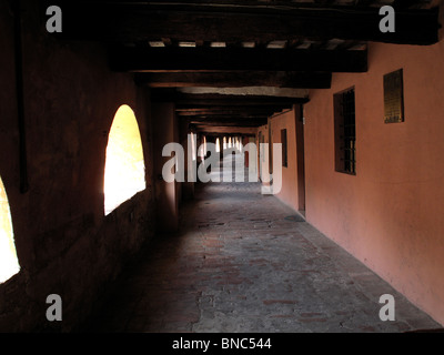 erhöhten überdachte Strasse, Brisighella, Italien Stockfoto