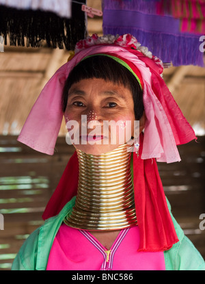 Frau vom Stamm Padaung-Langhals-Hügel mit bunten Kleid in der Nähe von Tha Ton, Provinz Chiang Mai, Thailand Stockfoto